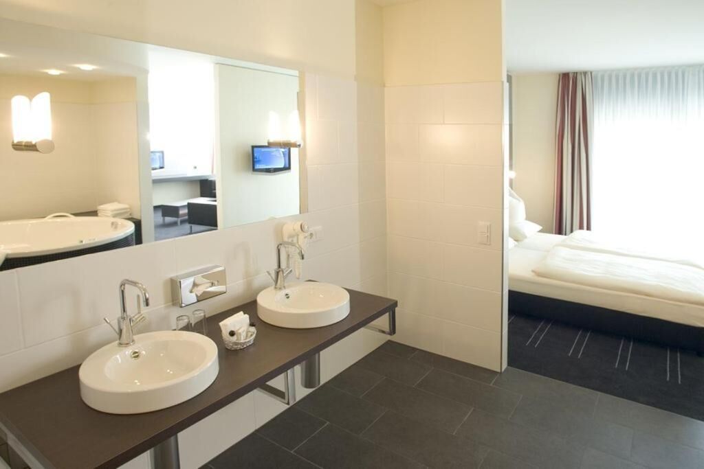 suite (champion) | bathroom | combined shower/bathtub, free toiletries, hair dryer, towels
