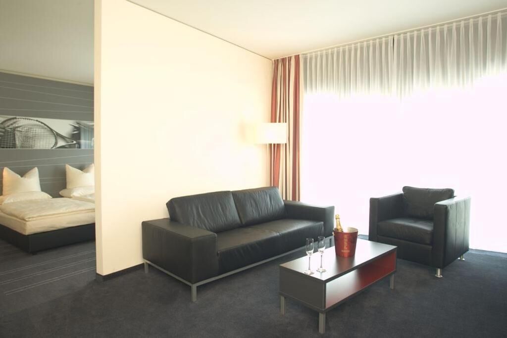 suite (champion) | living area | flat-screen tv