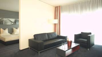Suite (Champion) | Living area | Flat-screen TV