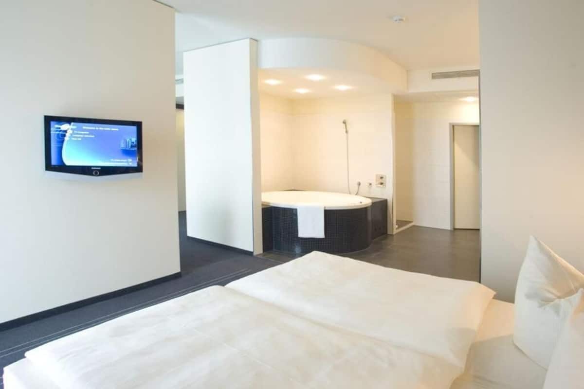 suite (champion) | bathroom | combined shower/bathtub, free toiletries, hair dryer, towels