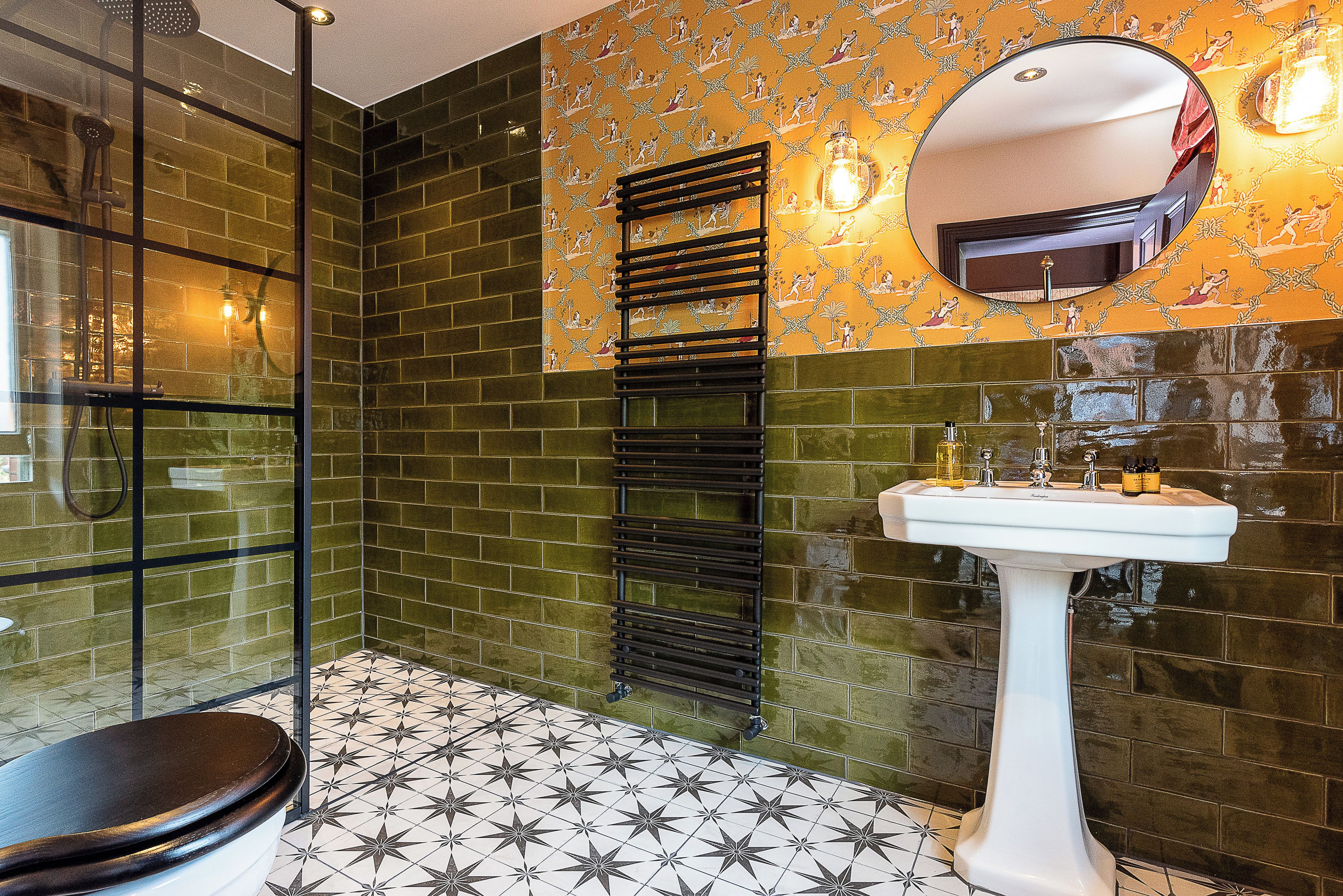 Un baño con ducha, inodoro, lavabo y espejo.