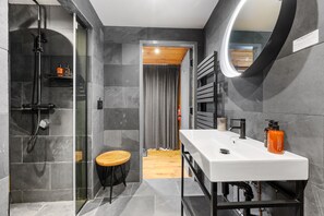 Camera doppia | Bagno | Set di cortesia gratuito, asciugacapelli, asciugamani, sapone