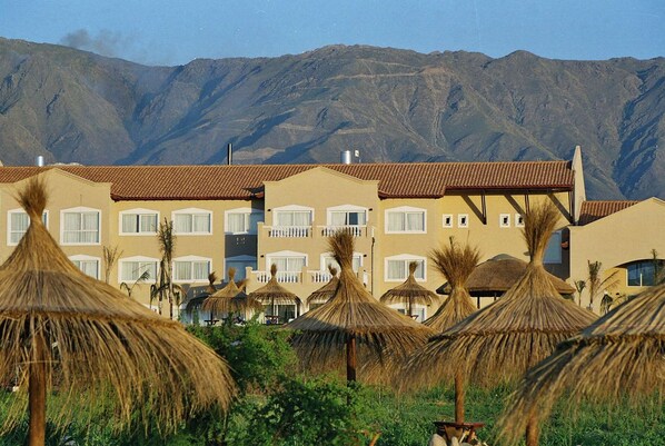 Exterior - Howard Johnson Hotel Resort Villa de Merlo (Merlo)