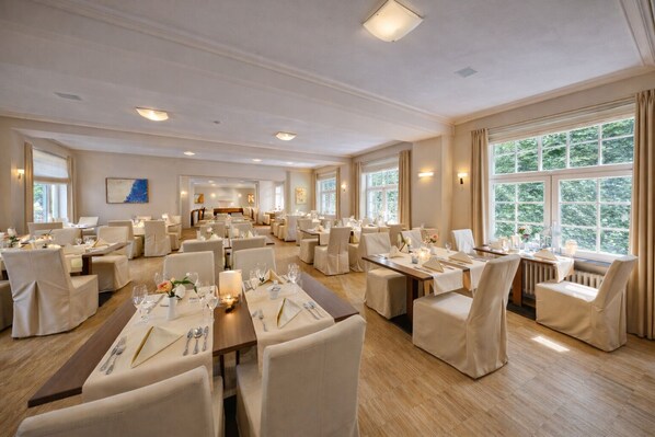 Breakfast and dinner served, international cuisine - Sante Royale Hotel- & Gesundheitsresort (Bad Brambach)