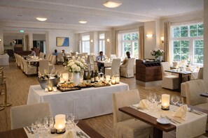 Phục vụ bữa sáng và bữa tối, món ăn mang phong cách quốc tế 