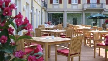 Breakfast and dinner served, international cuisine