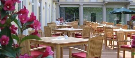 Breakfast and dinner served, international cuisine