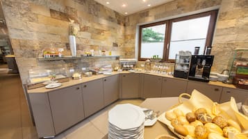 Daily to-go breakfast (EUR 12.5 per person)