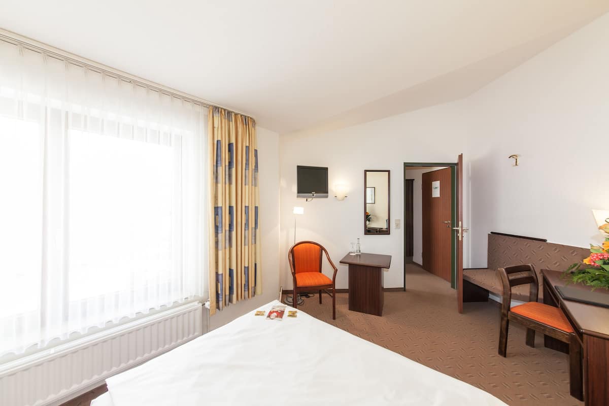 hypo-allergenic bedding, in-room safe, desk, soundproofing