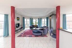 Hypo-allergenic bedding, in-room safe, desk, soundproofing - Hotel Strijewski (Wolfsburg)