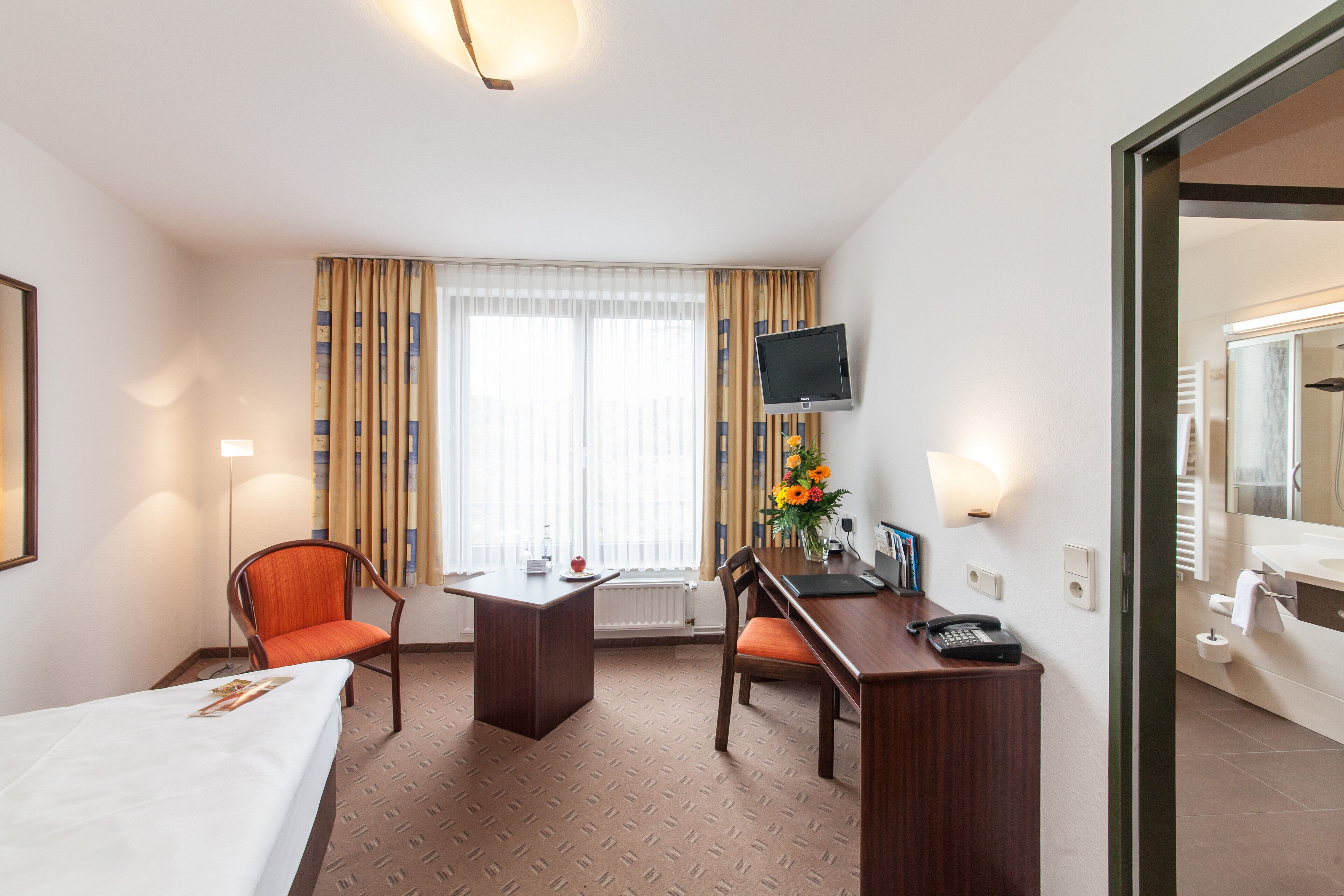 economy single room | hypo-allergenic bedding, in-room safe, desk, soundproofing