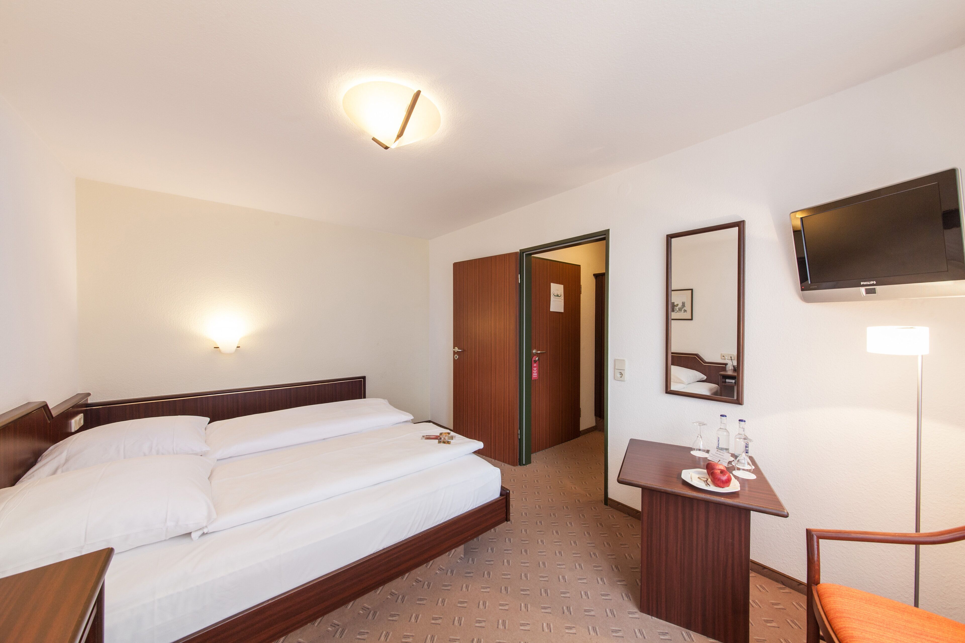 hypo-allergenic bedding, in-room safe, desk, soundproofing