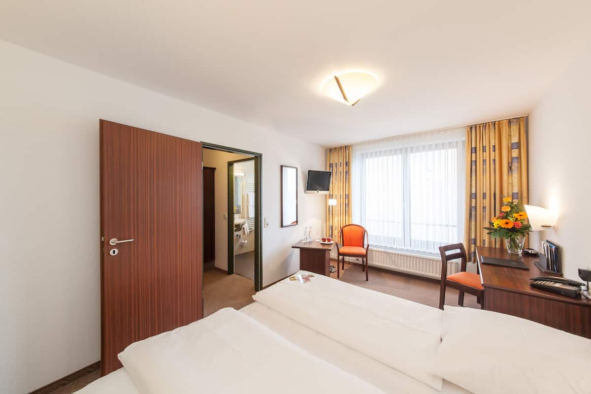 hypo-allergenic bedding, in-room safe, desk, soundproofing