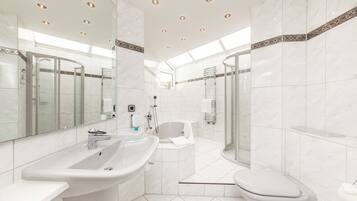Dusche, kostenlose Toilettenartikel, Haartrockner, Handtücher