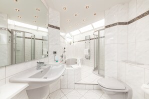 Douche, articles de toilette gratuits, sèche-cheveux