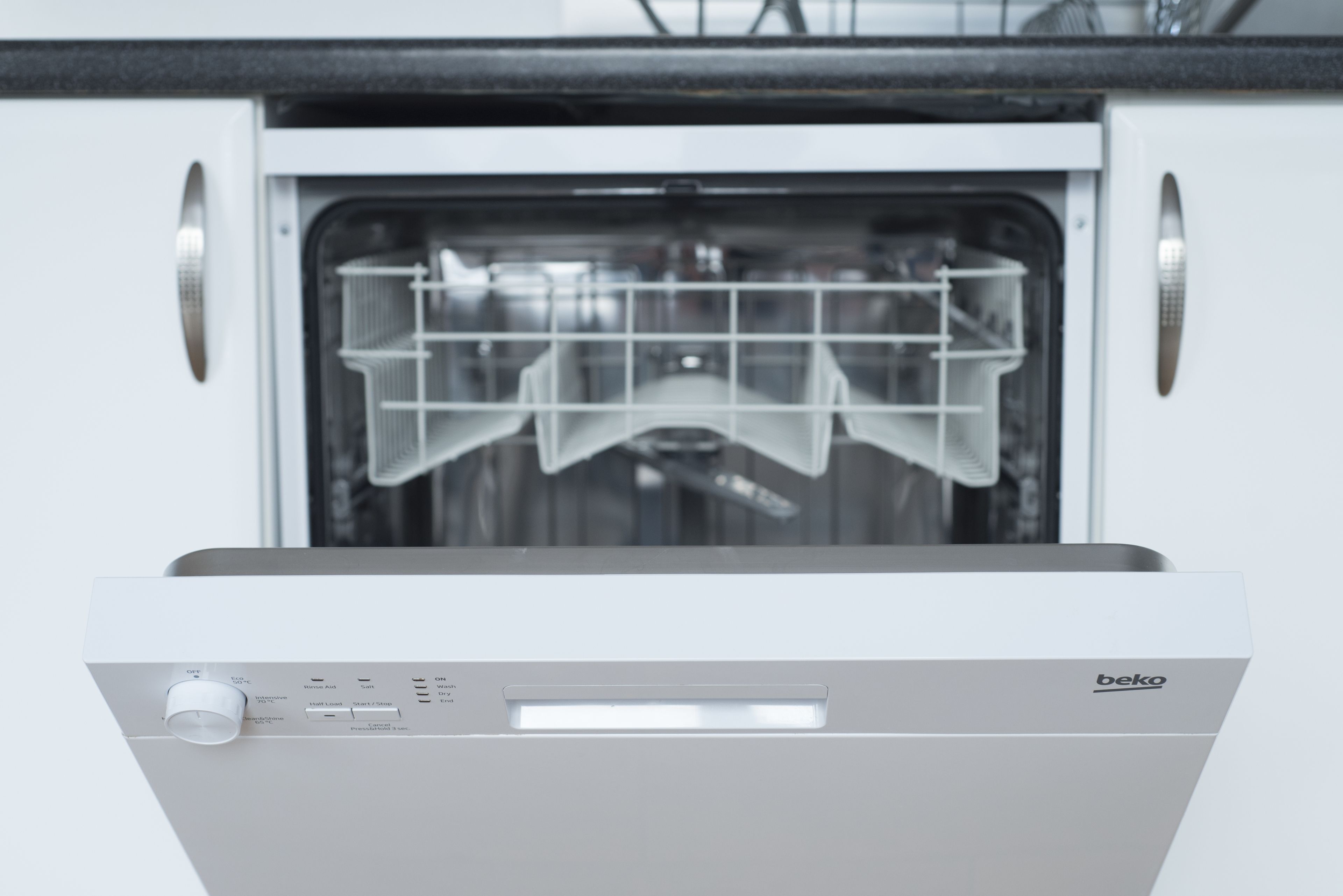 full-sized fridge, microwave, oven, stovetop