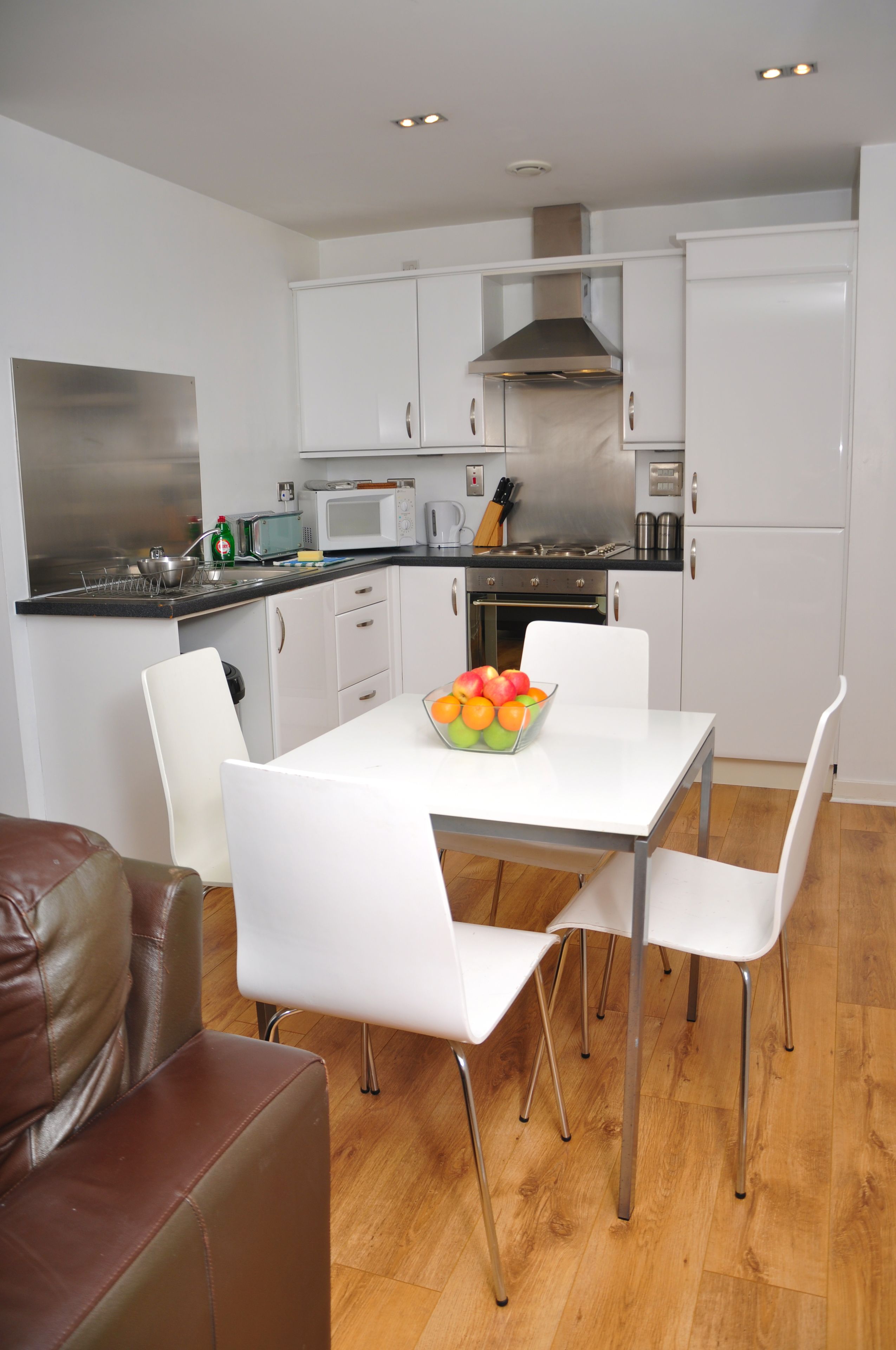 standard apartment, 2 bedrooms | private kitchen | full-sized fridge, microwave, oven, stovetop