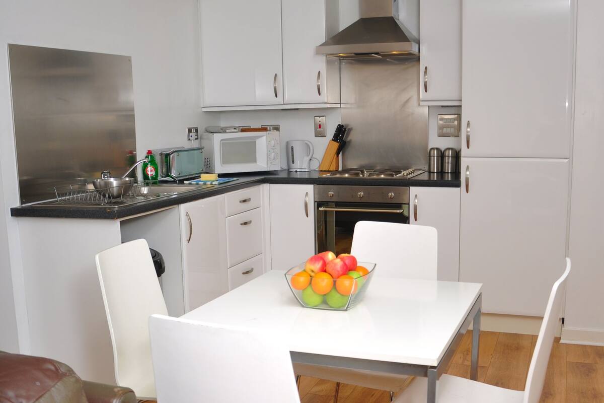 standard apartment, 2 bedrooms | private kitchen | full-sized fridge, microwave, oven, stovetop