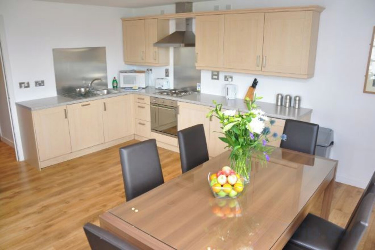 Private kitchen | Full-size fridge, microwave, oven, stovetop