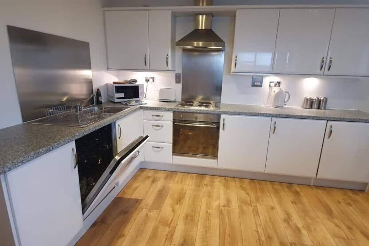 executive apartment, 2 bedrooms, balcony, harbour view | private kitchen | full-sized fridge, microwave, oven, stovetop