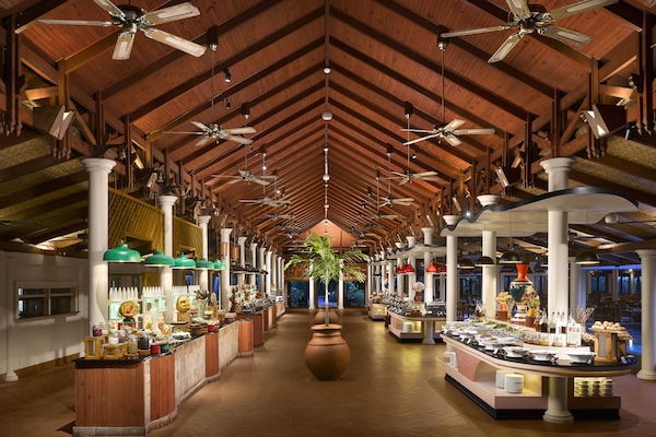 3 restaurants, breakfast, lunch, dinner served; international cuisine