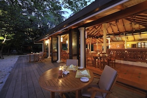 3 restaurants, breakfast, lunch, dinner served; international cuisine
