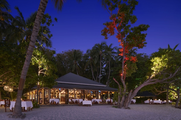 3 restaurants, breakfast, lunch, dinner served; international cuisine
