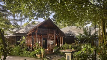 Couples treatment rooms, sauna, hot tub, body treatments, aromatherapy