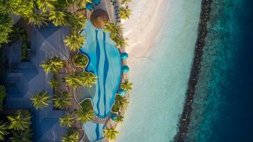Private beach, white sand, sun-loungers, beach towels