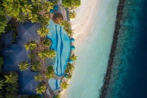 Playa privada, arena blanca, sillas reclinables de playa
