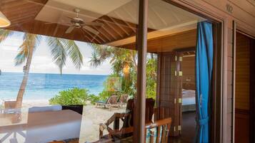 Chambre Deluxe, plusieurs lits (Two Bedroom Family Beach Villa) | Minibar, coffres-forts dans les chambres, décoration personnalisée