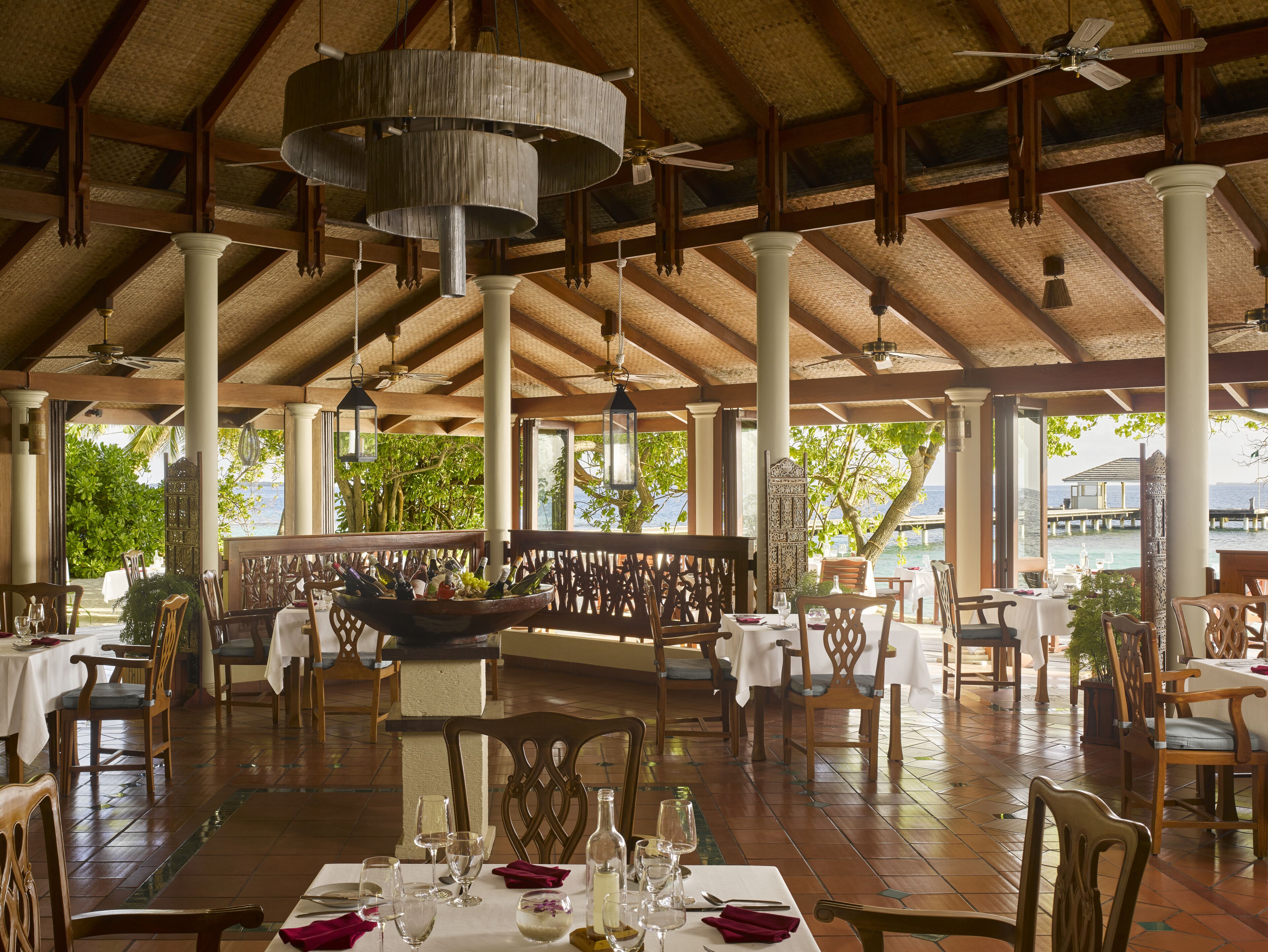 3 restaurants, breakfast, lunch, dinner served; international cuisine