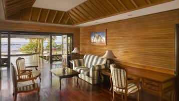 Minibar, caja de seguridad en la habitación y decoración personalizada