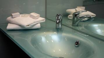 Chuveiro, produtos de toalete grátis, secador de cabelo