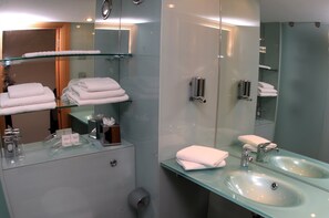 Shower, free toiletries, hair dryer, towels - Station House Hotel (Letterkenny)