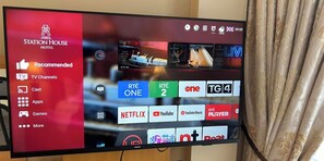 Roupas de cama premium, cofres nos quartos, escrivaninha