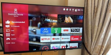 高档床上用品、客房内保险箱、办公桌、遮光窗帘