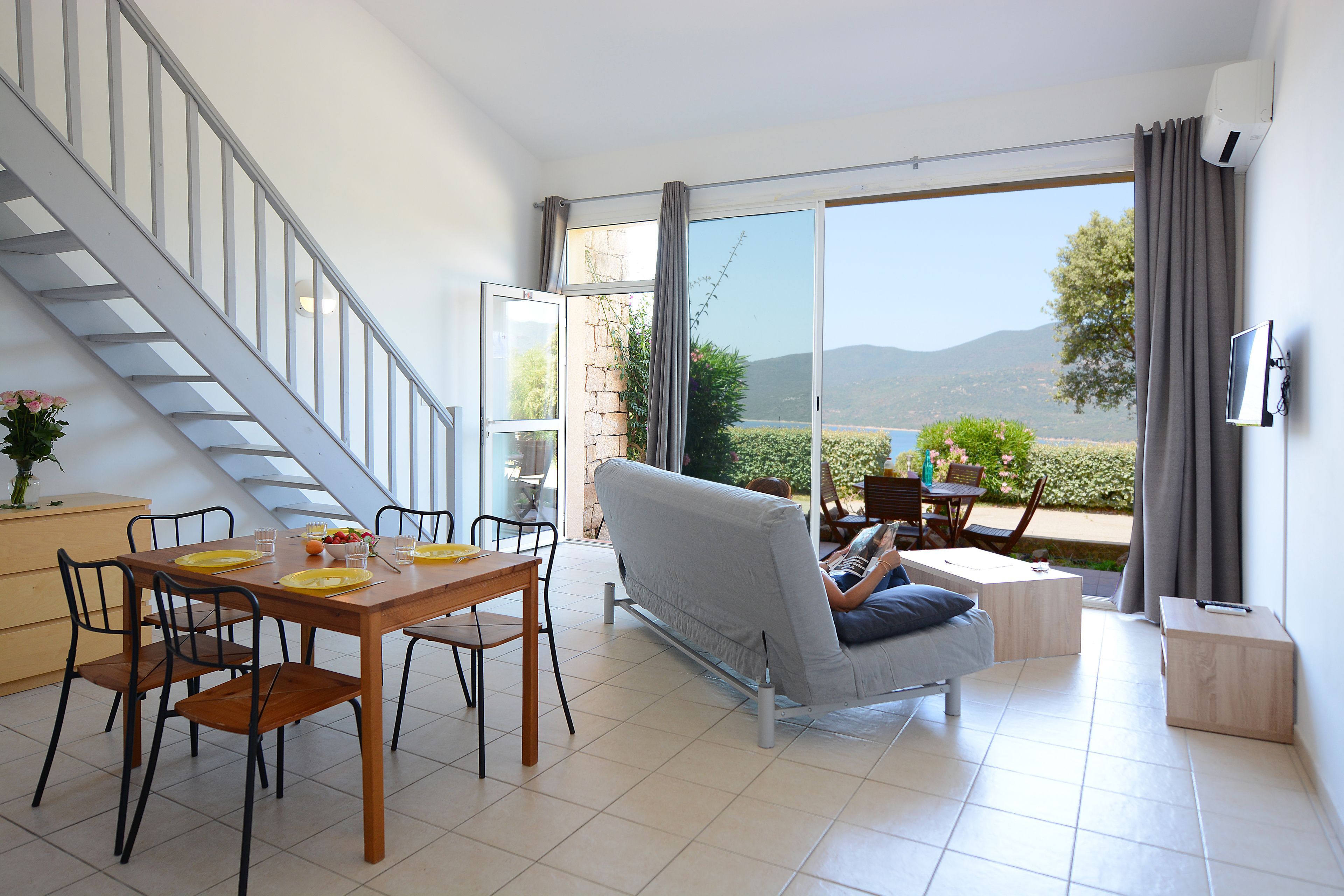 スーペリア アパートメント 1 ベッドルーム テラス | リビング エリア | 72 cmの薄型テレビ (デジタル放送視聴可)、テレビ