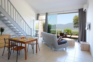 Apartamento superior, 1 habitación, terraza | Zona de estar | Televisión de pantalla plana de 72 cm con canales digitales