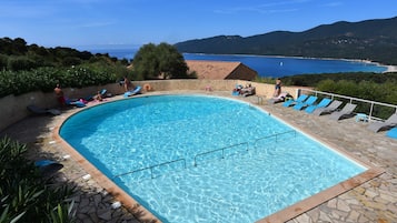 Piscina a l'aire lliure i gandules