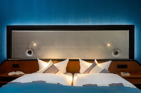 Minibar, decoración personalizada y escritorio