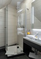 Comfort-værelse med dobbeltseng eller 2 enkeltsenge | Badeværelse | Bruser, gratis toiletartikler, hårtørrer, håndklæder
