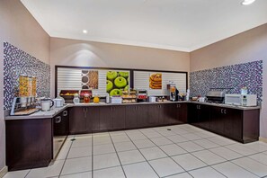 Tägliches inbegriffenes kontinentales Frühstück