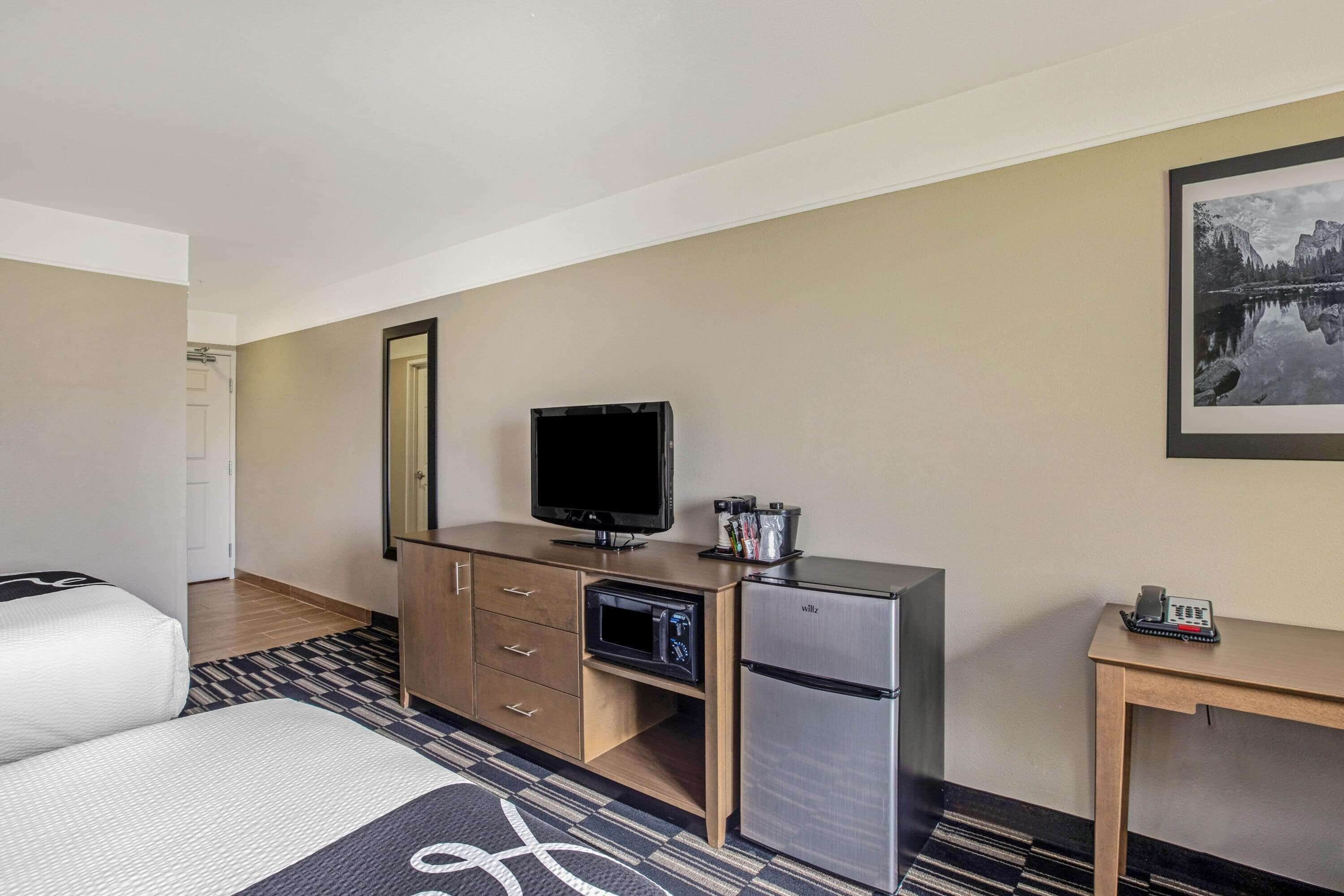 room, 1 king bed, accessible, non smoking (mobility) | premium bedding, in-room safe, desk, iron/ironing board