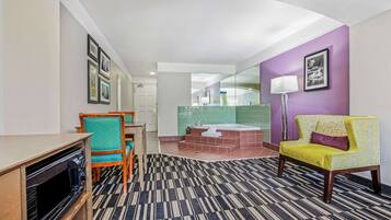 Deluxe studio suite, 1 kingsize bed, niet-roken | Luxe beddengoed, een kluis op de kamer, een bureau