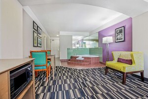 华丽开间套房, 1 张特大床, 无烟房 | 高档床上用品、客房内保险箱、办公桌、熨斗/熨衣板