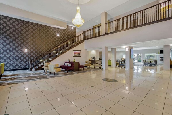 Lobby - La Quinta Inn & Suites by Wyndham Modesto Salida (Salida)