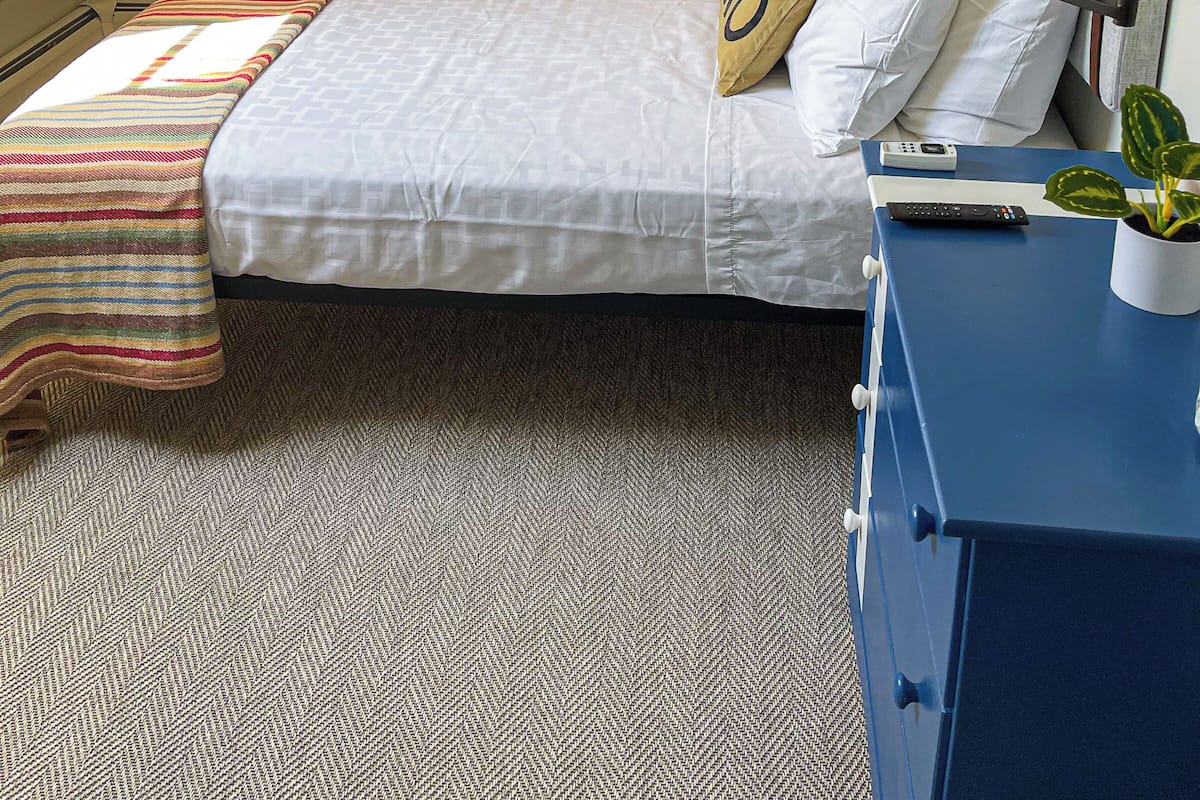 Economy Room, 1 Queen Bed, Shared Bathroom
