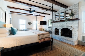 Superior Room | Premium bedding, individually decorated, individually furnished - Mercury Hotel Provincetown (Provincetown)