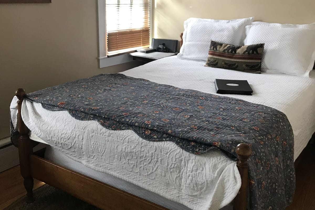 Economy kamer, 1 queensize bed | Luxe beddengoed, pillowtop-bedden, individueel gedecoreerd